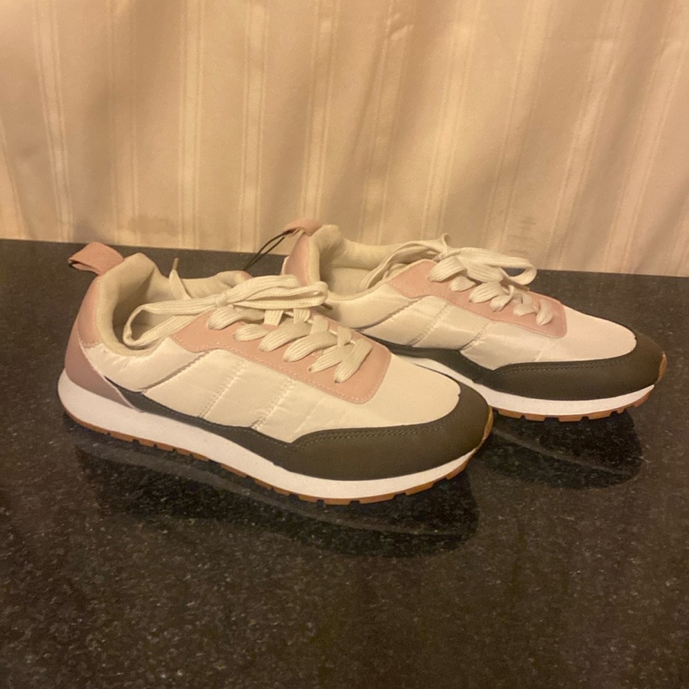 NEW Ardene Athletic Shoes Size 7